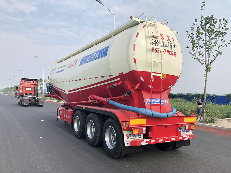 粉粒物料运输车